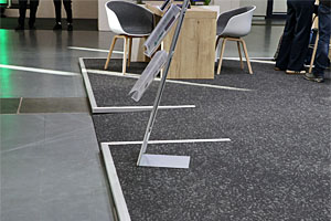 Messestand mit erh&ouml;hter Kante und Rampe. Foto: Bernd Kittendorf, 2026