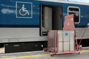 Ein Hublift im Bahnhof České Budějovice