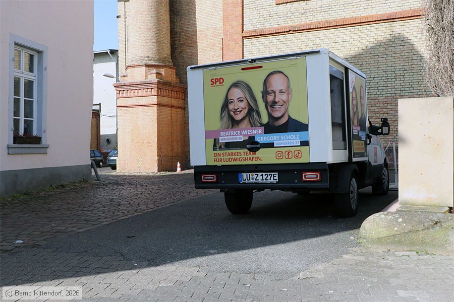 Fahrzeug mit Werbung zur Wahl bei der Veranstaltung der SPD am 07. M&auml;rz 2026 in Oggersheim. Foto: Bernd Kittendorf, 2026