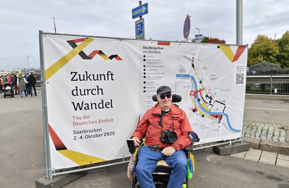 Bernd Kittendorf vor einem Übersichtsplan der Veranstaltung in Saarbrücken, Foto: Claudia Kittendorf-Wolf, 2025