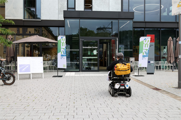 Mobil mit Behinderung am Veranstaltungsgeb&auml;ude, Foto: Bernd Kittendorf, 2026
